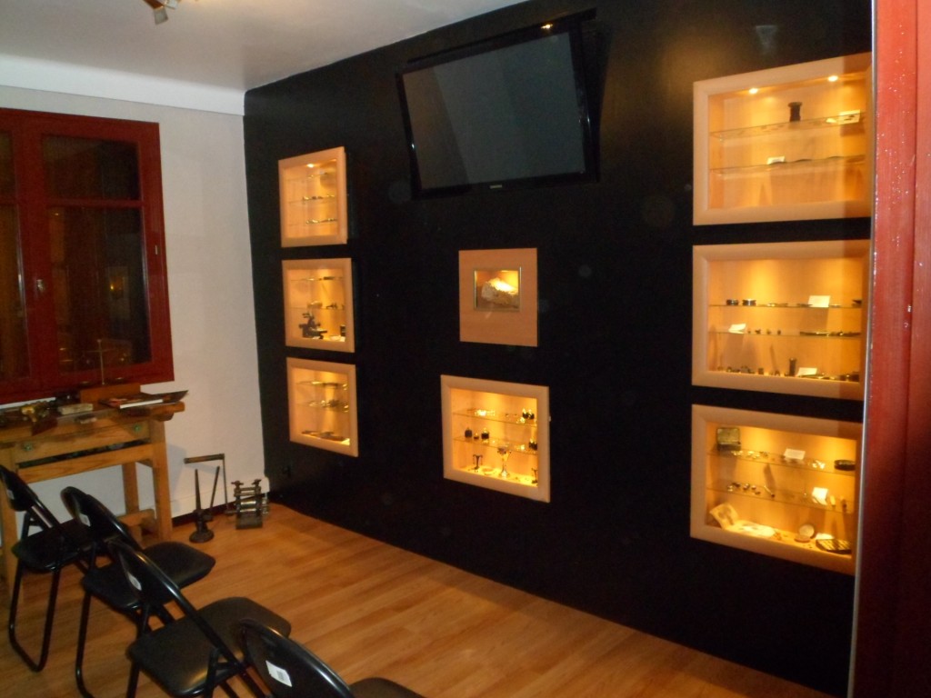 Salle de vidéoprojection et de présentation du bijou en Grenat de Perpignan. Salle de vidéoprojection et de présentation du bijou en Grenat de Perpignan.