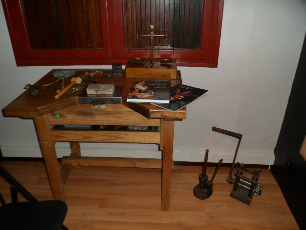 Atelier traditionnel de bijoutier en Grenat de Perpignan, Tautavel. Atelier traditionnel de bijoutier en Grenat de Perpignan, Tautavel.