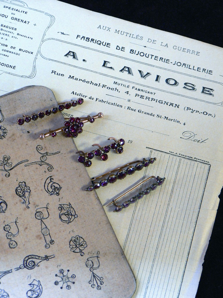 bijoux anciens et archives de l'atelier Au Grenat Laviose, photo L.Fonquernie.
