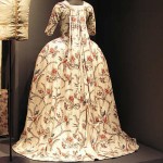 Robe à la Française en indienne à guirlandes de fleurs fonds blanc Robe à la Française en indienne à guirlandes de fleurs fonds blanc
