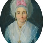 jeune femme à la coiffe et aux bijoux régionaux.
