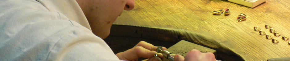 Ouvrier bijoutier à la cheville, Au Grenat Laviose.