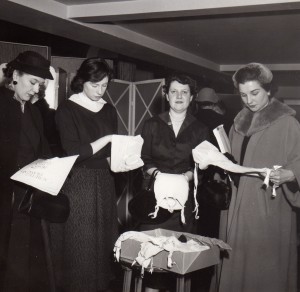 10 février 1955, presentation de corsets et gaines Chiquita à Londres par la fedération nationale des industries du corset 10 février 1955, presentation de corsets et gaines Chiquita à Londres par la fedération nationale des industries du corset