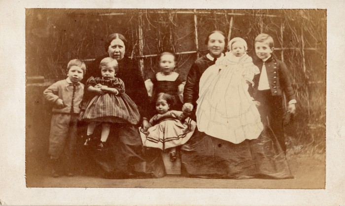 Portrait de femmes avec de jeunes enfants, Perpignan, vers 1860.