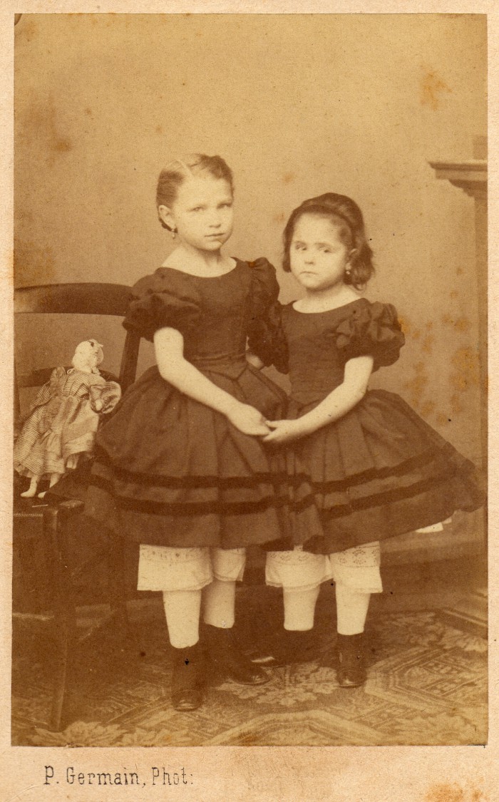 Irma et Clara Salamo en 1863 6 et 4 ans, photo Pierre Germain à Perpignan