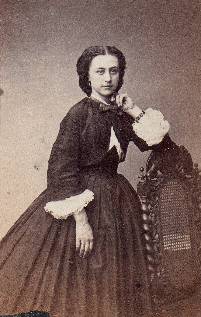 Portrait de femme aux bijoux. Photographie Cabibel, Perpignan, vers 1865, collection particulière.