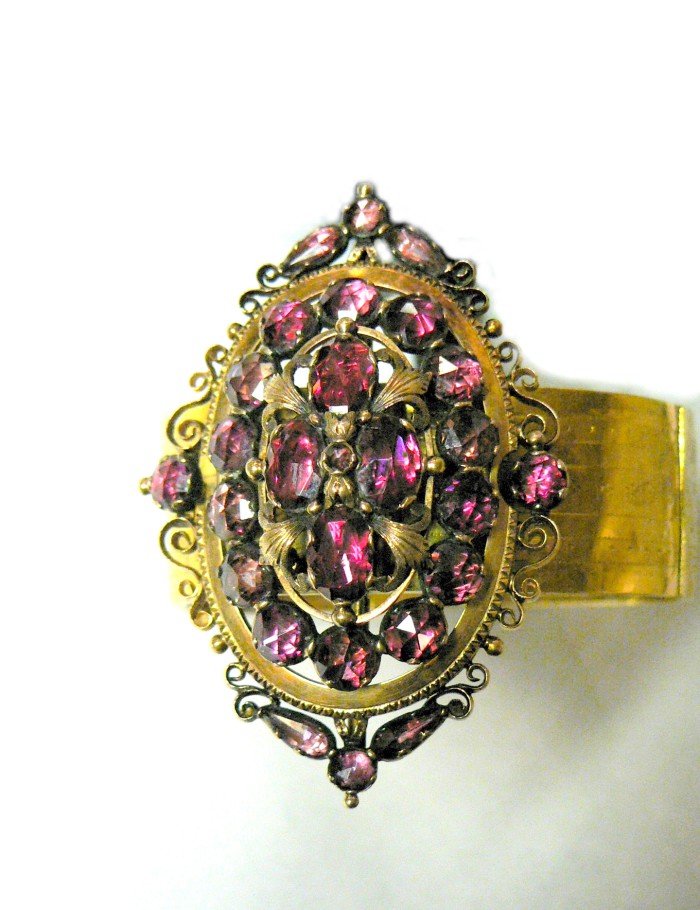 Bracelet. Or et grenats, Perpignan, vers 1865, collection particulière. 