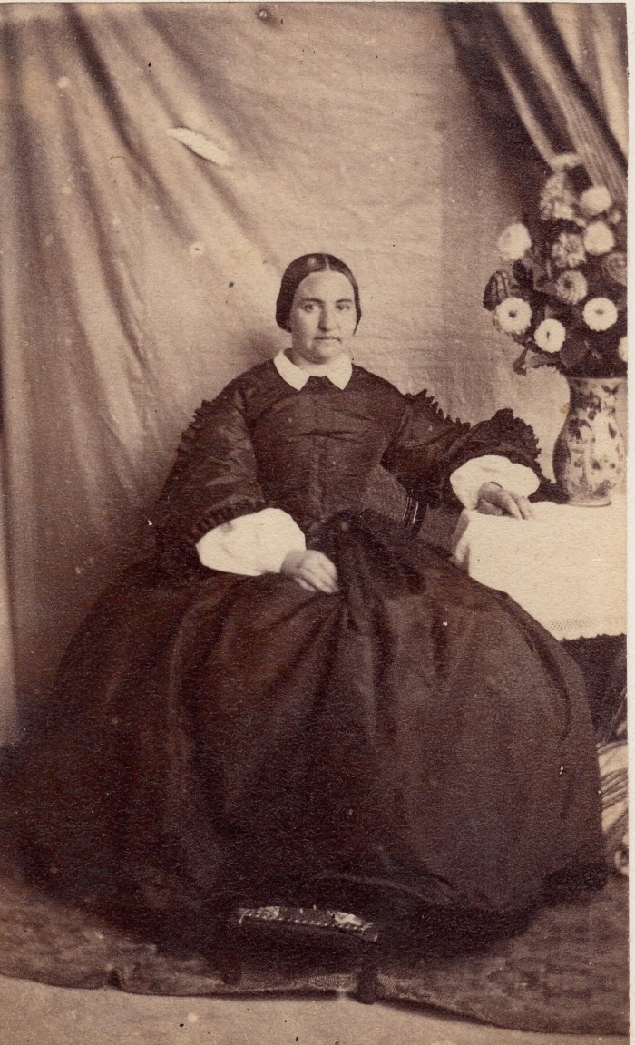 femme assise au bouquet de fleurs. Perpignan ou Prades, vers 1860.