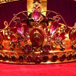 Détail des bijoux anciens composant la couronne de la Vierge