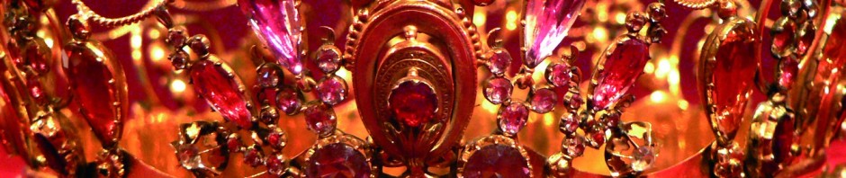 Détail des bijoux anciens composant la couronne de la Vierge