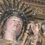 couronne de Vierge du Rosaire dans une église du Roussillon