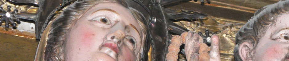 couronne de Vierge du Rosaire dans une église du Roussillon