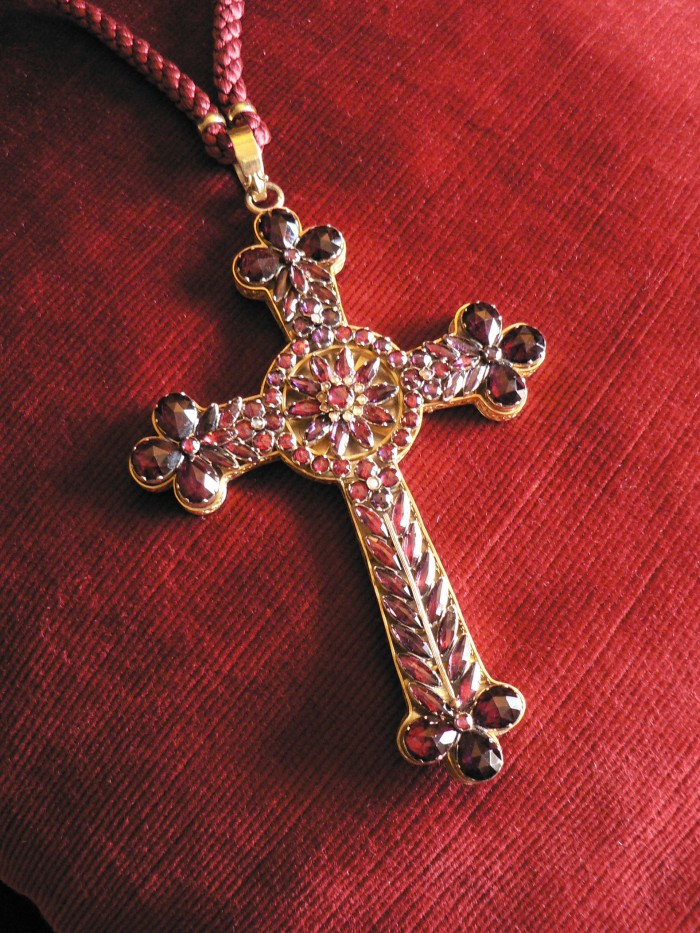 Croix de Mgr Izart en Grenat de Perpignan, début du XXe s. Croix de Mgr Izart en Grenat de Perpignan, début du XXe s.