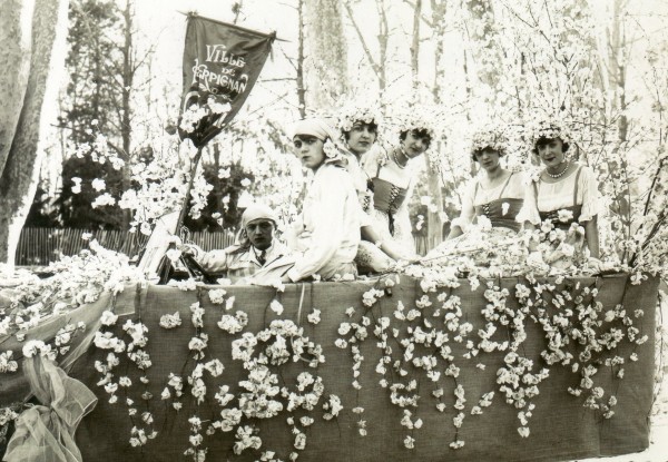 char conduit par J. Velzy avec les demoiselles Campanaud, 1928. char conduit par Velzy avec les demoiselles campanaud, 1928.