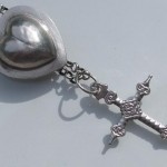 Croix jeannette en argent avec son coulant en forme de coeur