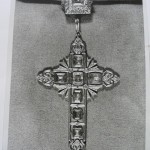 Croix et anneau de Jules de Carsalade du Pont, photographie noir et blanc.