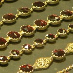 Bracelets dans une vitrine d'un artisan bijoutier en Grenat de Perpignan cliché Laurent Fonquernie