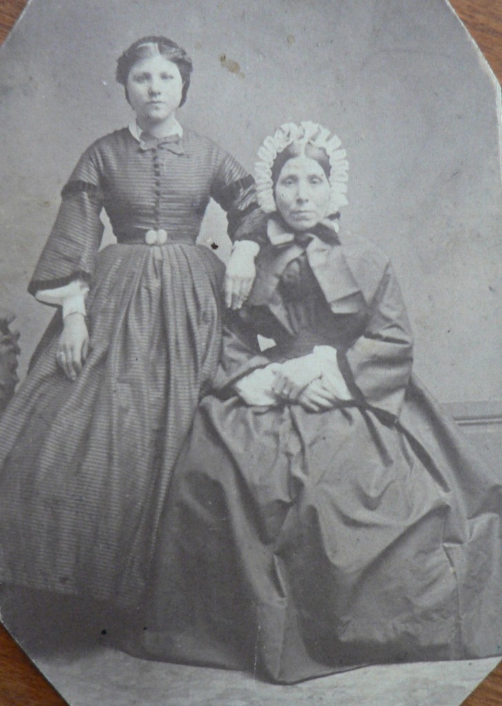 portrait de deux femmes, cliché Perraud, 77 rue de Rome à Marseille, vers 1865.