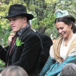 Le 1er mai, la fête de sant Jordi est l’occasion de faire monter les Arlésiennes sur les chevaux camargue. Elles en ont toutefois l’habitude malgré la préciosité des parures et des tenues.