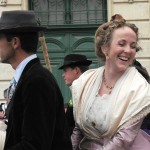 Les couples gardian-Arlésienne montés à cheval forment un cortège ou les bijoux étincèlent au même titre que les sourires de ces jeunes femmes de la Provence.