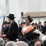 Le 1er mai, la fête de sant Jordi est l’occasion de faire monter les Arlésiennes sur les chevaux camargue. Elles en ont toutefois l’habitude malgré la préciosité des parures et des tenues.