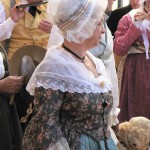 Coiffes empesées et toile d'indiennes forment une partie principale du costume provençal, photo Laurent Fonquernie