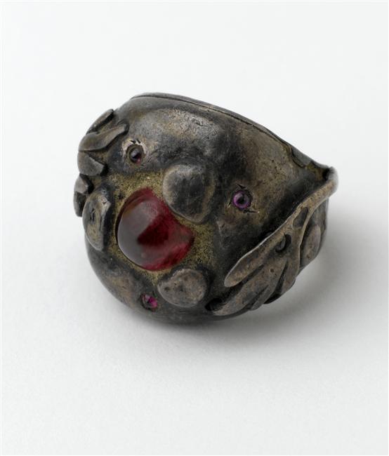 Bague, González Julio (1876-1942) argent et grenat, 1914, Centre Pompidou, Paris. Bague, González Julio (1876-1942) argent et grenat, 1914, Centre Pompidou, Paris.