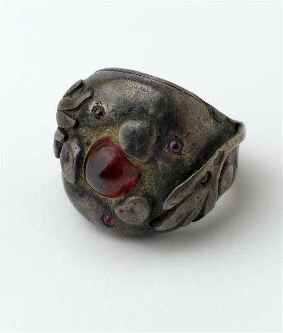 Bague, González Julio (1876-1942) argent et grenat, 1914, Centre Pompidou, Paris.