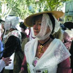 Fidèle aux exemples laissés par les portraits du peintre Raspal, le costume XVIIIe reste un idéal de sophistication pour les provençales. La croix capucine est en or et roses de diamants.