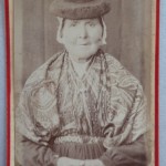Femme agée en costume traditionnel, centre de la France? autour de 1880.
