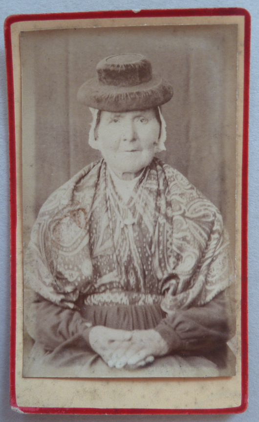 Femme agée en costume traditionnel, centre de la France? autour de 1880. Femme agée en costume traditionnel, centre de la France? autour de 1880.