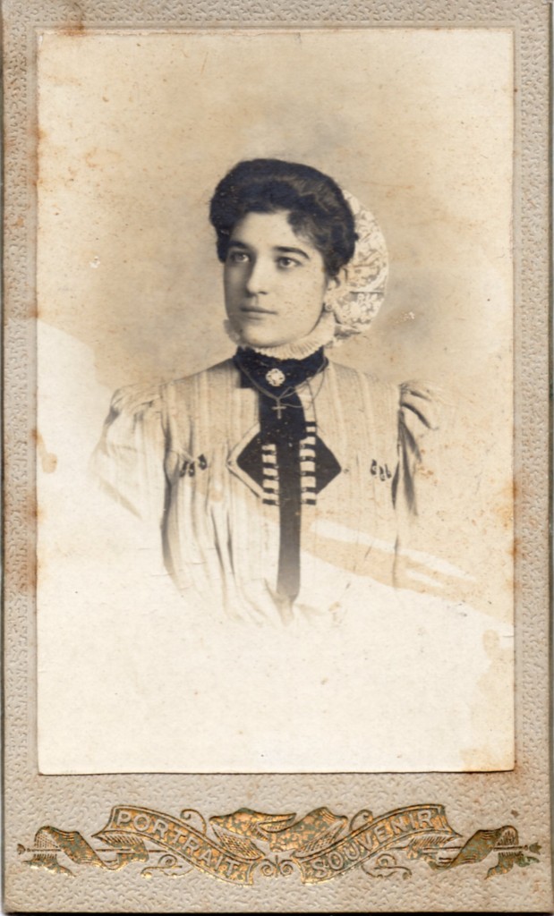 Portrait de jeune Catalane, Perpignan, autour de 1900.