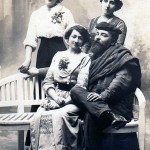 Bourgeoisie en costumes régionalistes catalan, Perpignan, vers 1910.