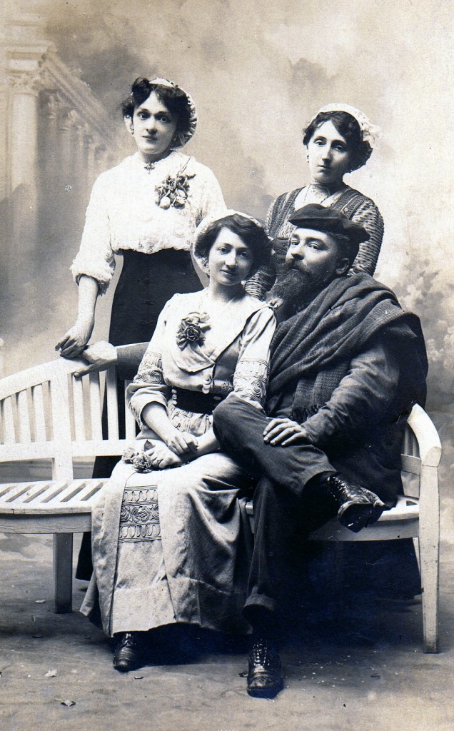 Bourgeoisie en costumes régionalistes catalan, Perpignan, vers 1910.