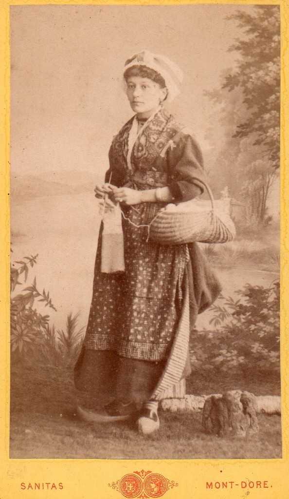 Femme en costume traditionnel, Sanitas photographe, Mont-Dore, Clermont-Ferrand, autour de 1880.