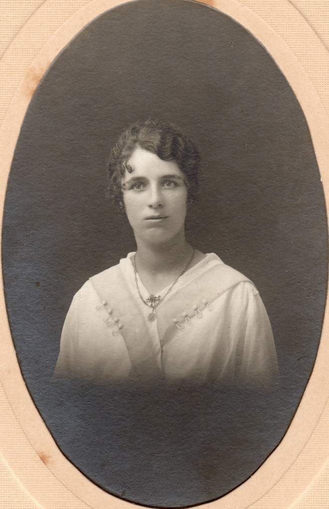 Portrait de Berthe Arnaud, photo Sereni, Perpignan, vers 1920.