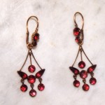 Paire de boucles d'oreilles en grenat de Perpignan, coll. part. cliché Laurent Fonquernie