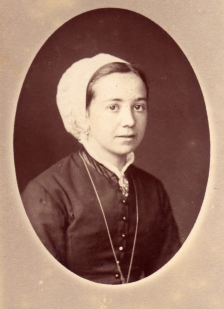 Portrait de Catalane, Roussillon, vers 1880. Portrait de Catalane, Roussillon, vers 1880.