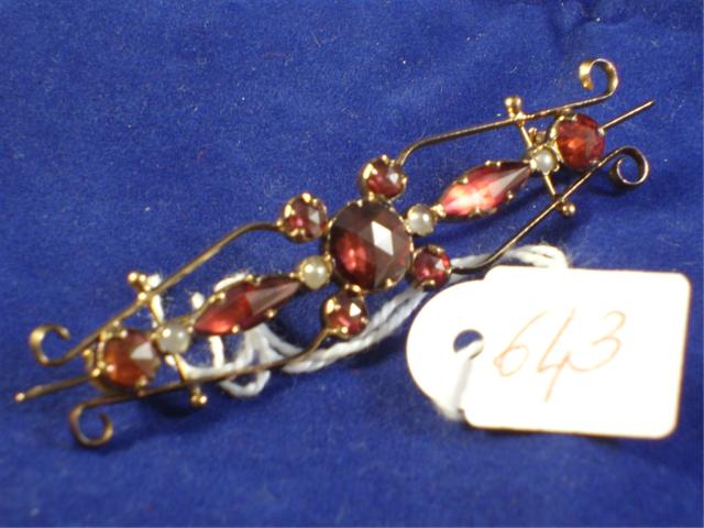 Broche en or, grenat de Perpignan et perles , vente aux encchères à Nimes le 11-02-2011 Broche en or, grenat de Perpignan et perles , vente aux encchères à Nimes le 11-02-2011
