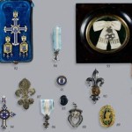 DIVERS BIJOUX MONARCHIQUES (en haut à gauche on reconnait la croix de Chambord dans son écrin)