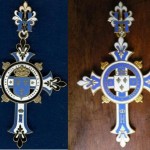 deux modèles de croix de Chambord, laiton et émail.