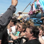 Femmes gitanes portant les saintes Maries à la mer, Arles 2010, photo Laurent Fonquernie