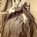 Portrait de femme en robe à crinoline, Perpignan, vers 1860