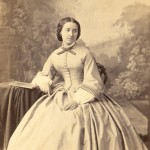 Portrait de femme en robe à crinoline, Perpignan, vers 1860