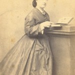 Portrait de femme en robe à crinoline, Perpignan, vers 1860