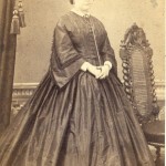 Portrait de femme en robe à crinoline, Perpignan, vers 1860