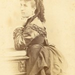 Portrait de femme en robe à tournure, Perpignan, vers 1875