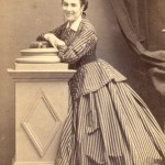 Portrait de femme en robe à crinoline, Perpignan, vers 1865