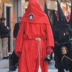 Regidor à la cloche- suivi des pénitents noirs, Procession de Perpignan vendredi saint