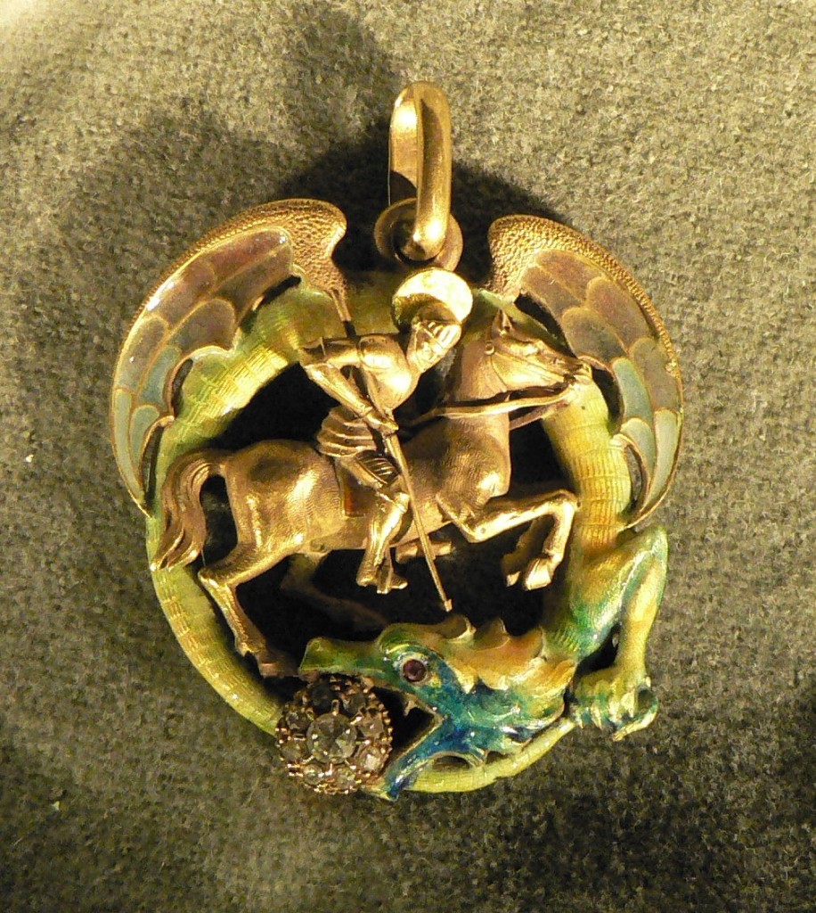 Bijou de Lluis Masriera, Barcelone, vers 1900: Saint Georges terrassant le dragon. Bijou de Lluis Masriera, Barcelone, vers 1900: Saint Georges terrassant le dragon.